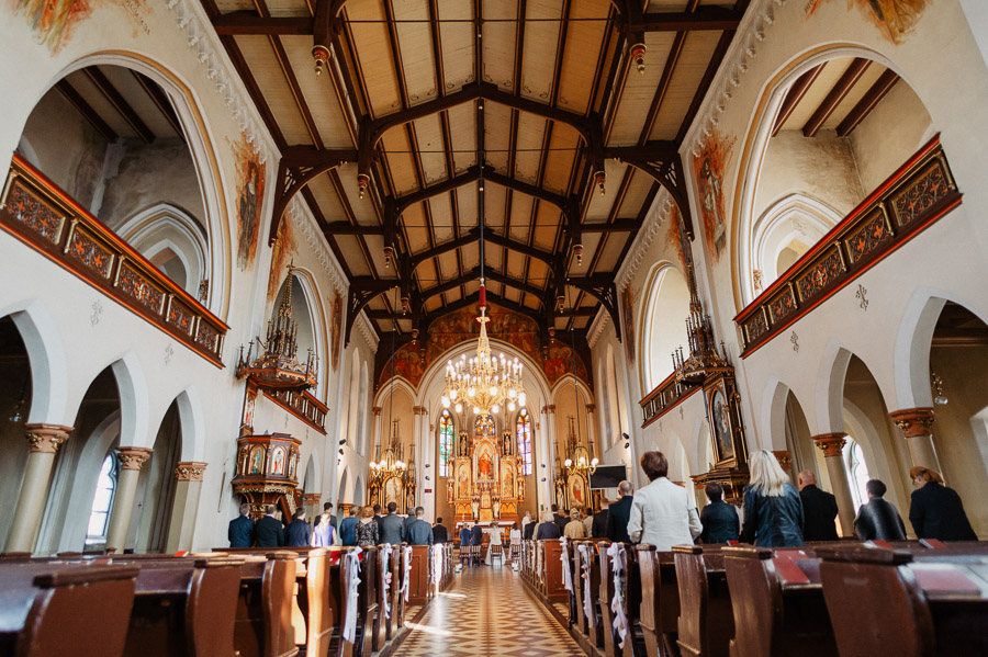 Zdjęcia wnętrz - kościół, Uchwycony moment na ślubie, Romantyczna sesja ślubna