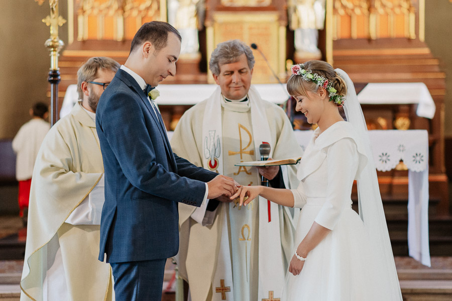 Zakładanie obrączek, Sesja naturalna ślubna, Piękna sesja ślubna