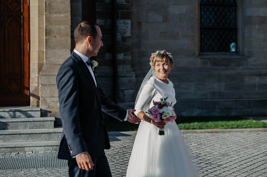 Przed kościołem, Fotografia ślubna Śląskie, Reportaż zdjęciowy Śląskie