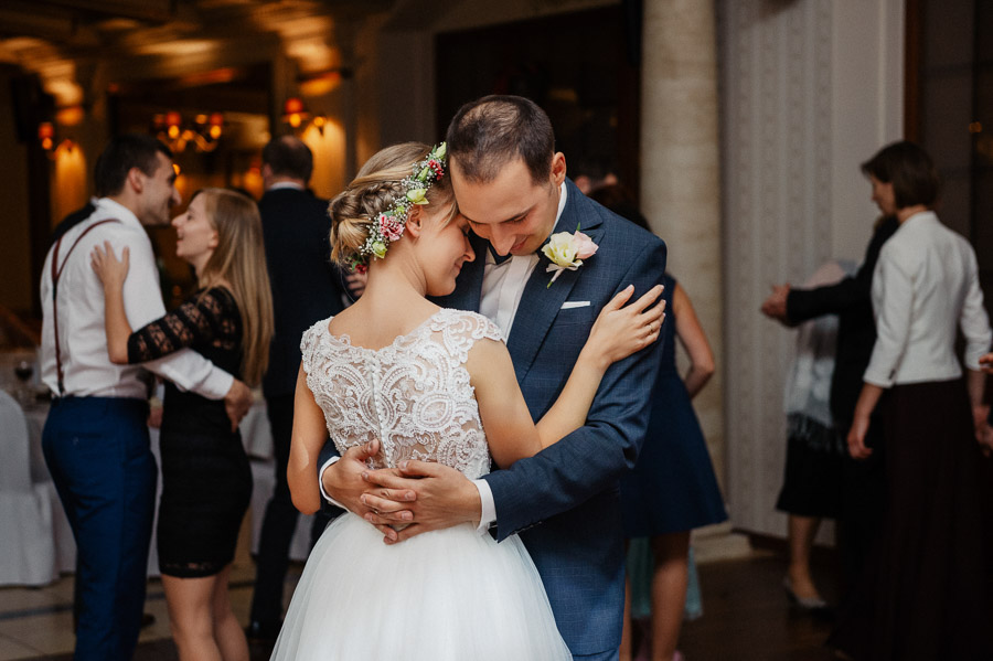 Taniec pary Młodej, Sesja weselna Śląskie, Fotograf ślubny Sfotografowani