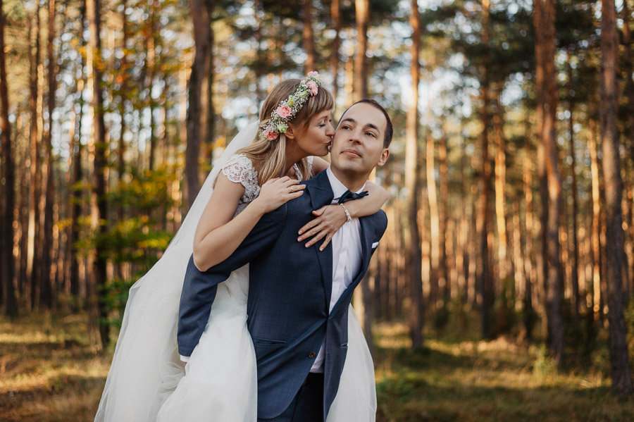Buziak w lesie, Fotografia ślubna Śląskie, Sensualna sesja ślubna Śląskie