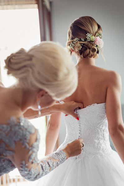 Fotograf ślubny Śląsk - Sfotografowani Marcin Pluta Zapinanie suknie ślubnej, Fotograf na wesele, Fotograf ślubny na wesele