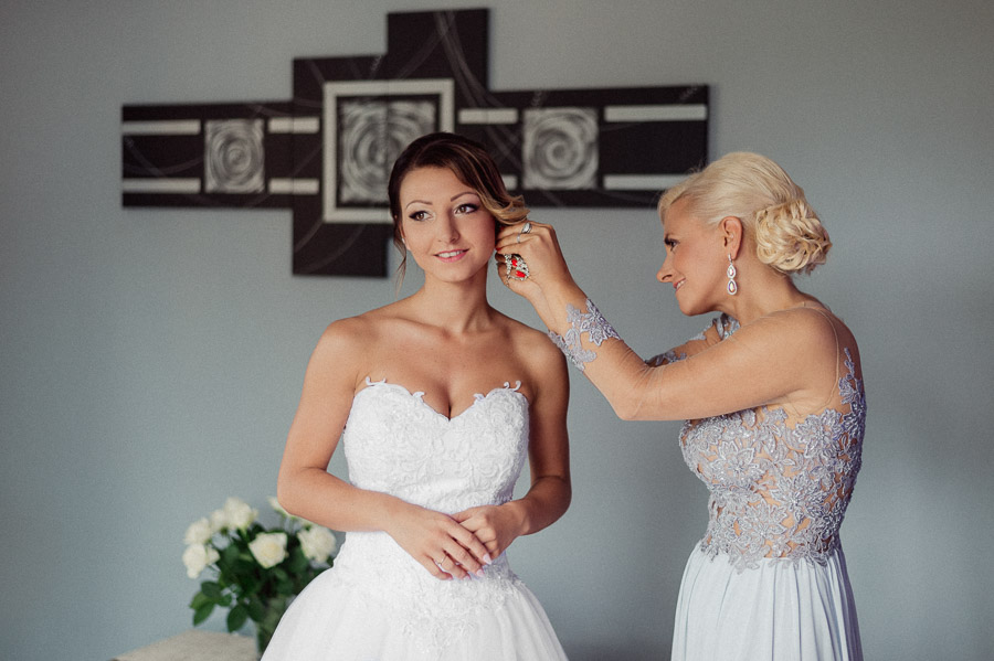 Fotografia Ślubna Śląsk - Sfotografowani Marcin Pluta Zapinanie kolczyków, Kreatywny fotograf ślubny, Sesja ślubna