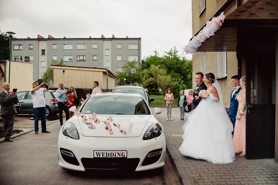 Fotografia Ślubna Śląsk - Sfotografowani Marcin Pluta Wyjście z domu, Profesjonalna Fotografia ślubna, Doskonały Fotograf ślubny
