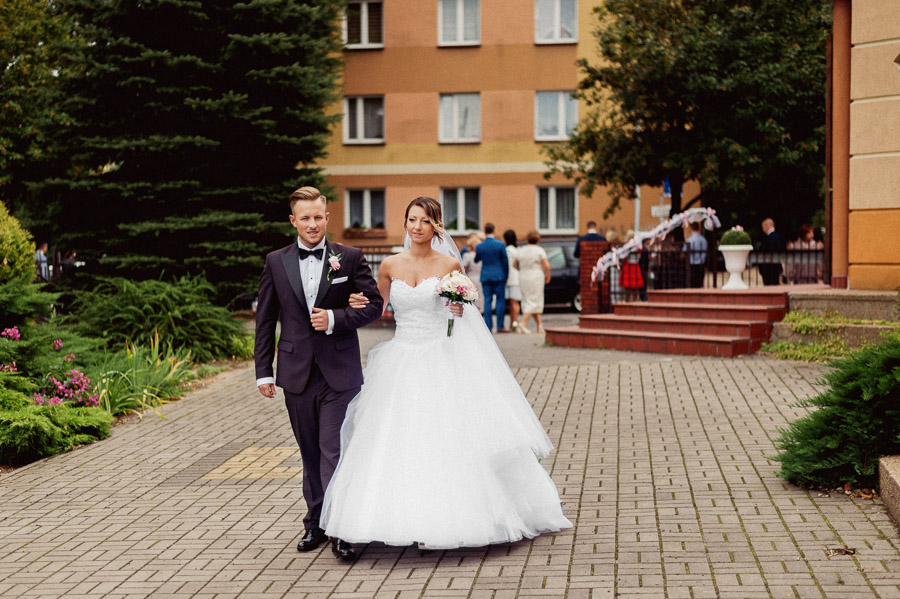 Fotograf ślubny Śląsk - Sfotografowani Marcin Pluta Wejście do kościoła, Naturalna fotografia ślubna reportażowa, Fotografia ślubna blog