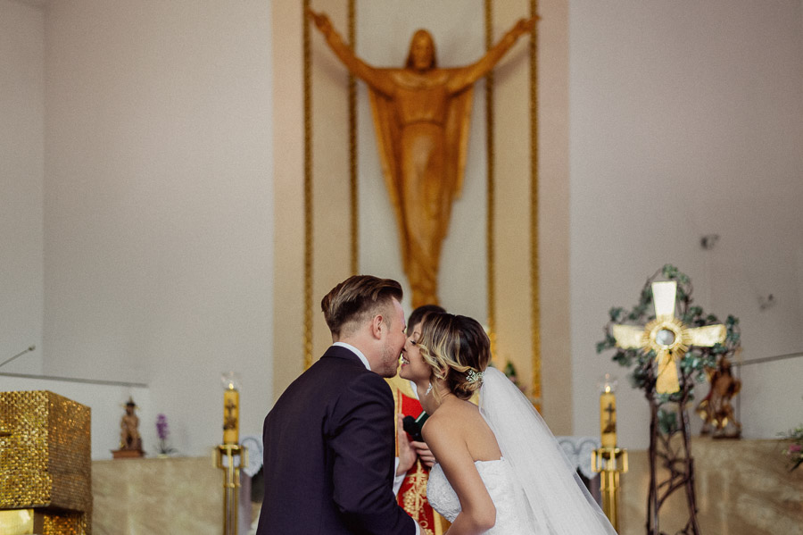 Fotografia Ślubna Śląsk - Sfotografowani Marcin Pluta Pocałunek po przysiędze, Fotografia ślubów i wesel, Fotograf na każde wesele