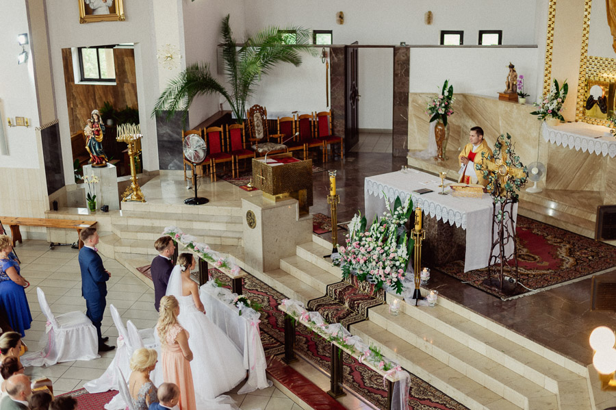 ościół pw. św. Elżbiety Węgierskiej w Częstochowie,  Ładne zdjęcia ślubne, Romantyczna sesja ślubna