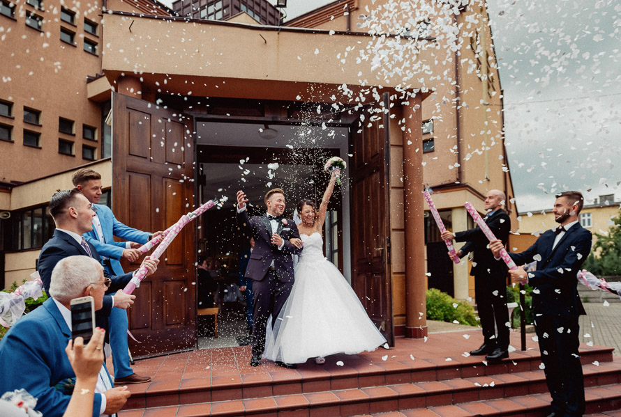 Fotograf ślubny Śląsk - Sfotografowani Marcin Pluta Wyjście z kościoła, Kościół pw. św. Elżbiety Węgierskiej w Częstochowie, Uchwycony moment na ślub, Romantyczna sesja ślubna