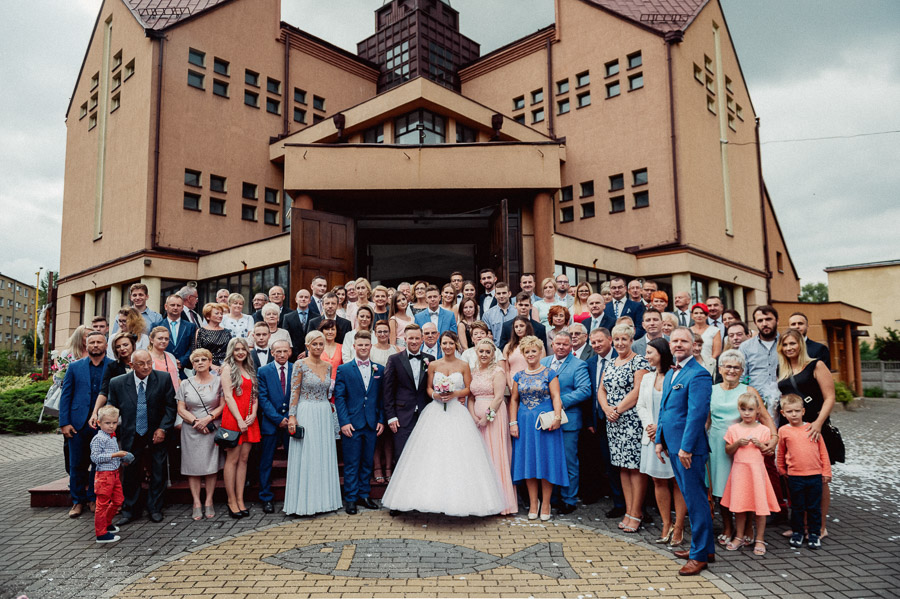 Zdjęcie grupowe, Kościół pw. św. Elżbiety Węgierskiej w Częstochowie, Sesja naturalna ślubna, Piękna sesja ślubna