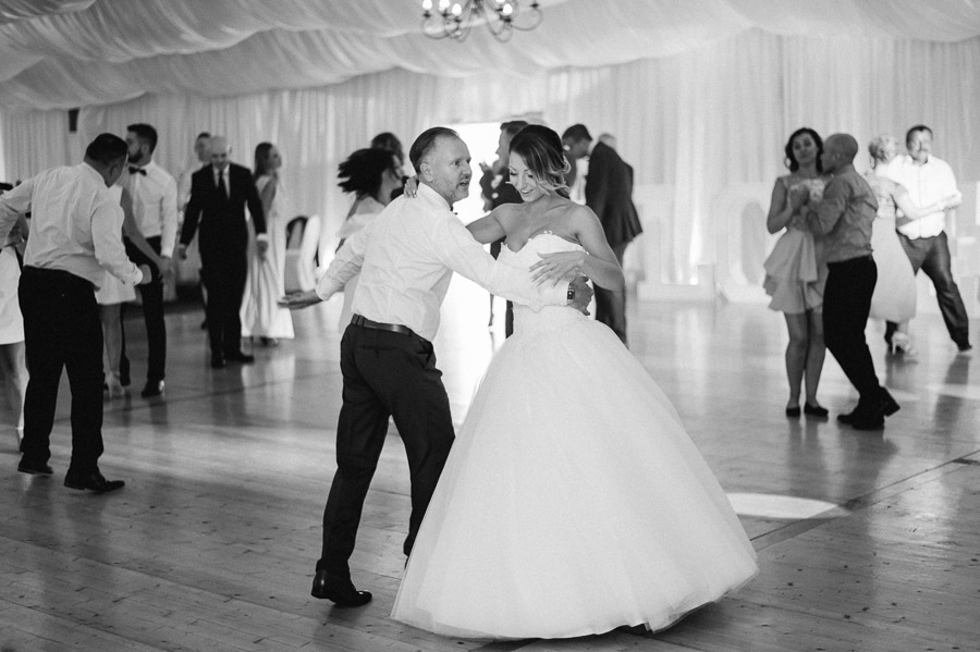 Zabawa weselna, Fotograf ślubny daje radę, Naturalny reportaż zdjęciowy