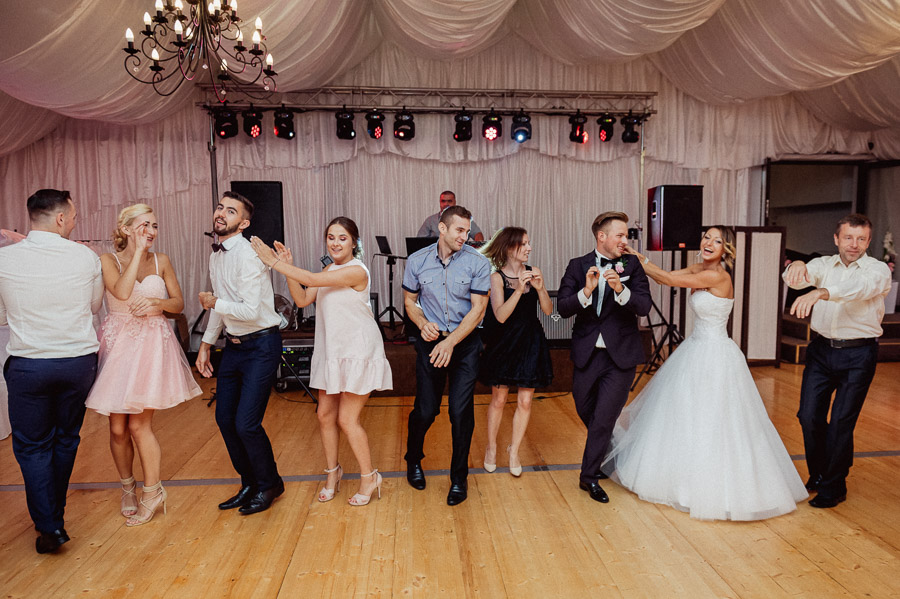 Goście bawią się na weselu, Fotograf na wesele, Sesja ślubna Śląsk