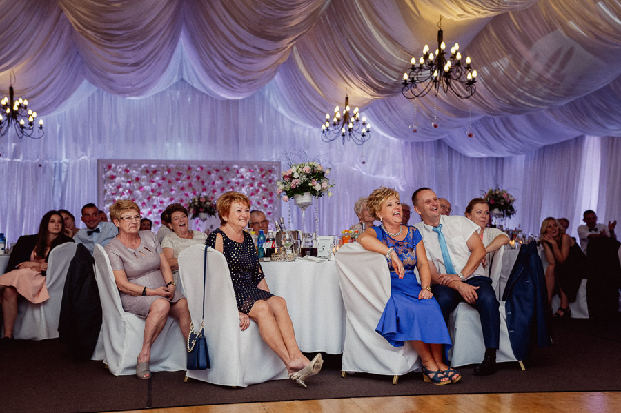 Fotografia Ślubna Śląsk - Sfotografowani Marcin Pluta Goście na weselu, Hotel & Restauracja Constancja w Częstochowie, Sesja weselna, Romantyczna sesja ślubna