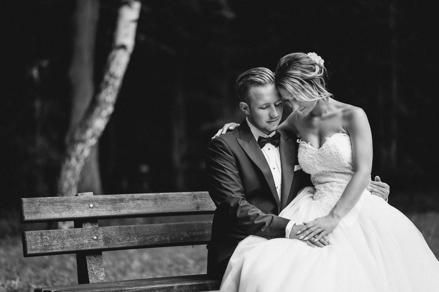 Fotograf ślubny Śląsk - Sfotografowani Marcin Pluta Na ławce, Najlepsze zdjęcia ślubne, Doskonały fotograf ślubny