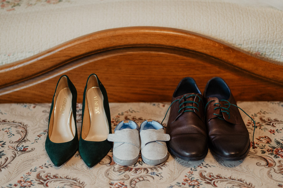 Fotografowanie przygotowań ślubnych - buty Pary Młodej