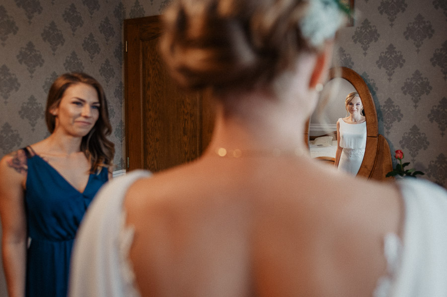 Odbicie w lustrze, Marcin Pluta fotograf ślubny, Naturalna sesja ślubna