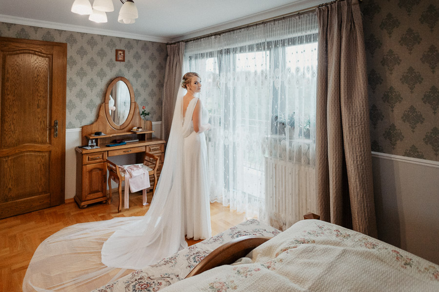 Suknia Panny Młodej, Reportaż ślubny cennik, Ceny fotografii ślubnej