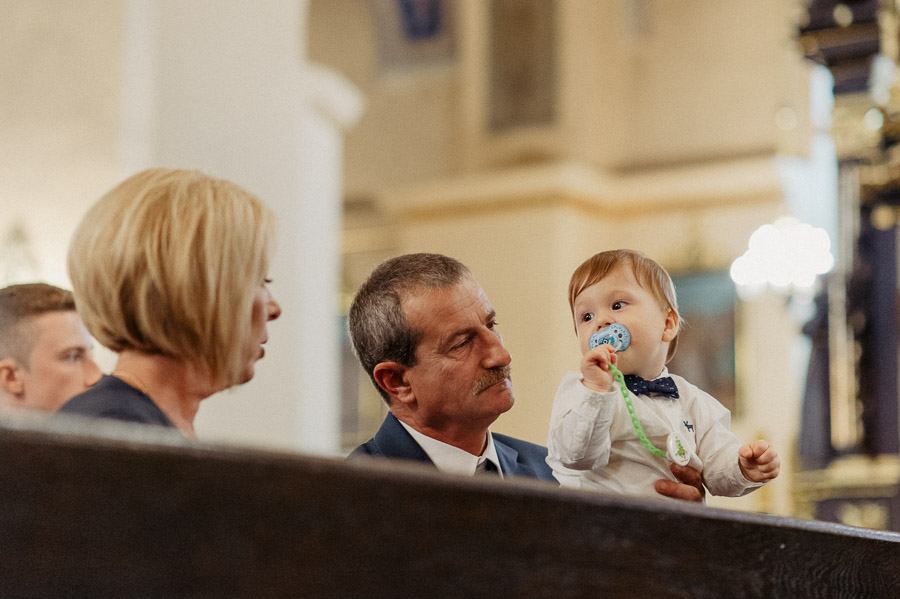 Dziecko w kościele, Fotografia ślubna, Naturalne zdjęcia ślubne