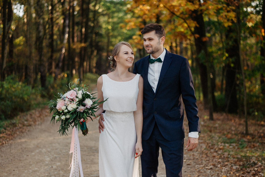 Spacer leśną aleją podczas sesji plenerowej Spacer leśną aleją podczas sesji plenerowej