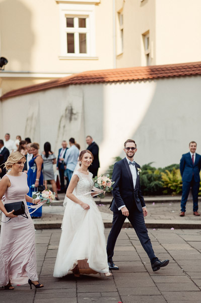 Fotografia Ślubna Kraków - Sfotografowani Marcin Pluta Para Młoda przed kościołem, Profesjonalna Fotografia ślubna, Doskonały Fotograf ślubny