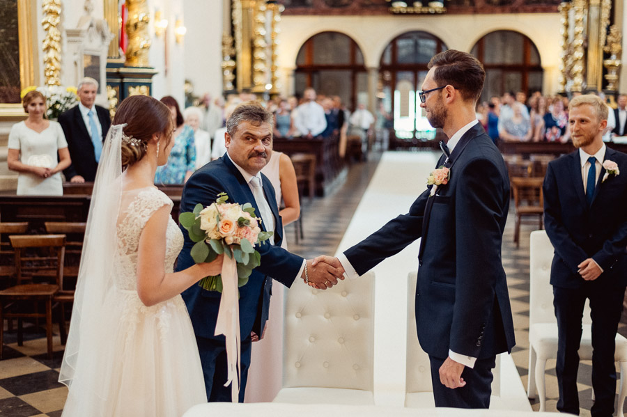 Fotograf ślubny Kraków - Sfotografowani Marcin Pluta Przekazanie Pani Młodej przez ojca, Naturalna fotografia ślubna reportażowa, Fotografia ślubna blog