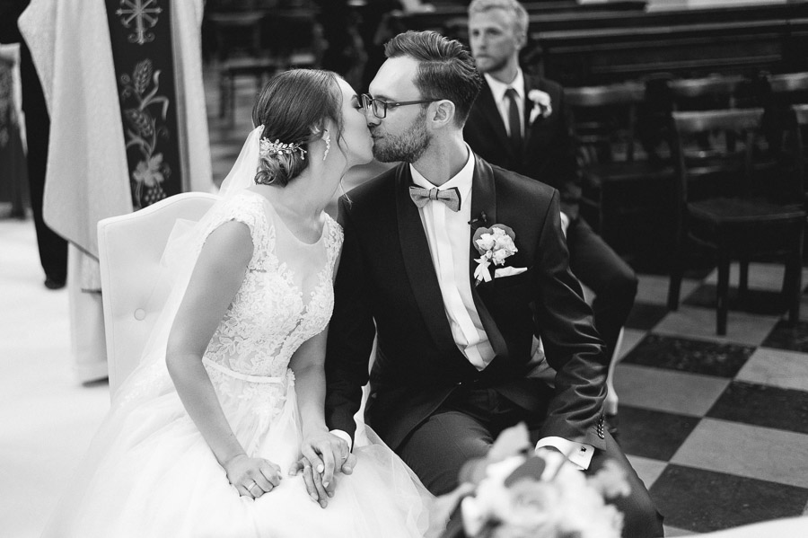 Fotografia Ślubna Kraków - Sfotografowani Marcin Pluta Pocałunek Pary Młodej w kościele, Fotograf na ślub, Reportaż zdjęciowy ze ślubu