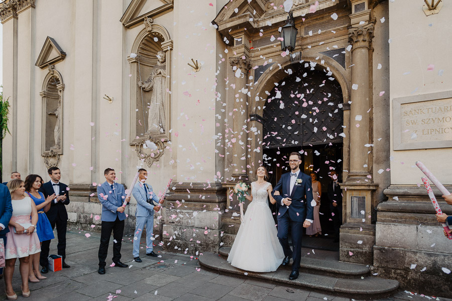 Fotograf ślubny Kraków - Sfotografowani Marcin Pluta Wyjście z Kościół św. Bernardyna w Krakowie, Uchwycony moment na ślubie, Romantyczna sesja ślubna