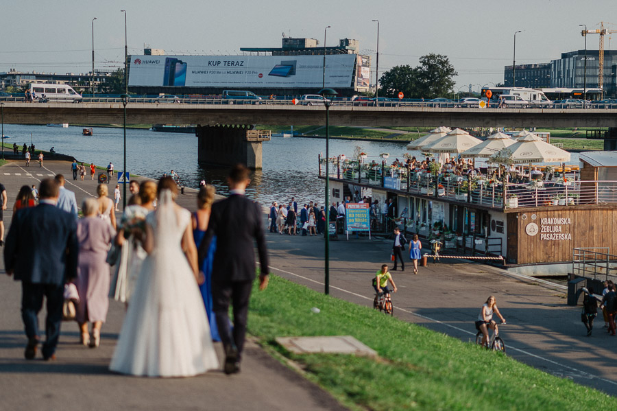 Fotograf ślubny Kraków - Sfotografowani Marcin Pluta W drodze na statek, Najlepszy fotograf ślubny, Nowoczesny reportaż ślubny