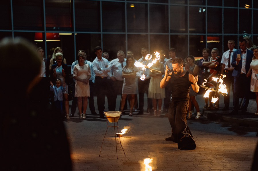 Fotografia Ślubna Kraków - Sfotografowani Marcin Pluta Taniec z ogniem na weselu, Fotograf ślubny Kraków, Zabawa weselna Kraków