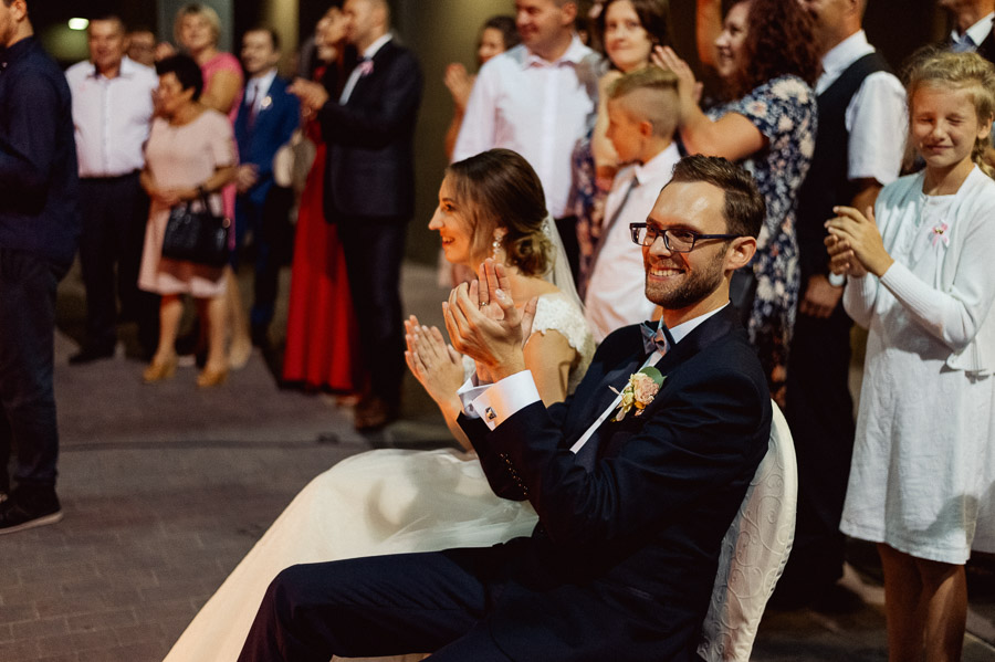 Fotografia Ślubna Kraków - Sfotografowani Marcin Pluta Para Młoda bije brawo, Fotografia Kraków, Fotograf na wesele