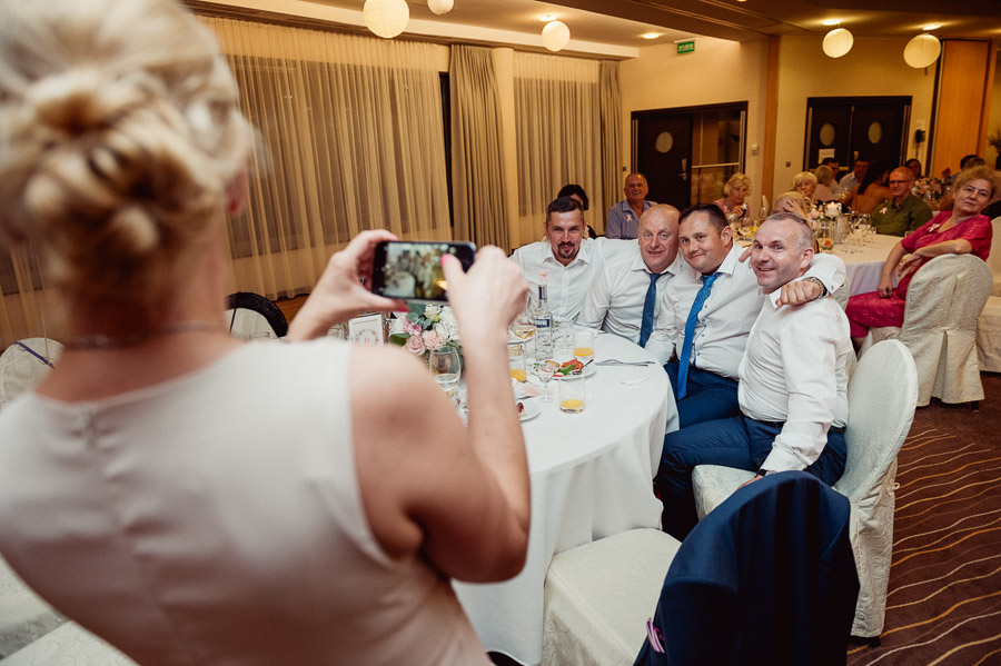 Fotografia Ślubna Kraków - Sfotografowani Marcin Pluta Zdjęcie chłopaków, Fotografia emocji, Moment na weselu, Sfotografowani