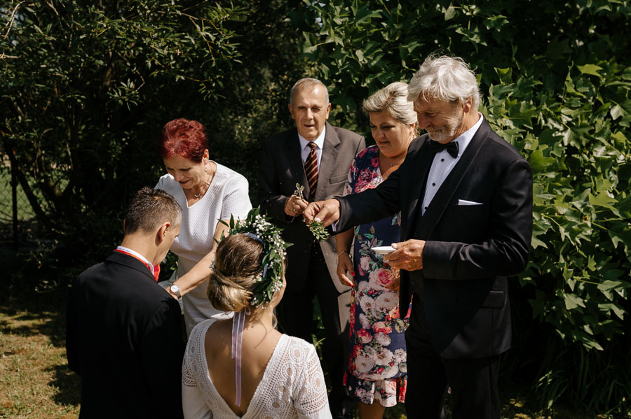 Błogosławieństwo w ogrodzie, Fotografia ślubna, Ulotne chwile w dniu ślubu
