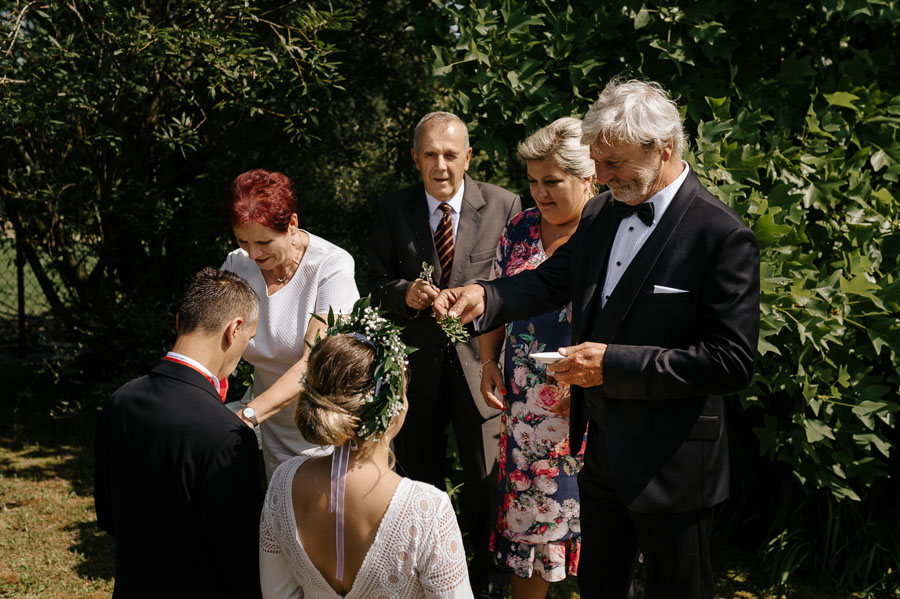 Fotografia Ślubna Małopolska - Sfotografowani Marcin Pluta Błogosławieństwo w ogrodzie, Fotografia ślubna, Ulotne chwile w dniu ślubu