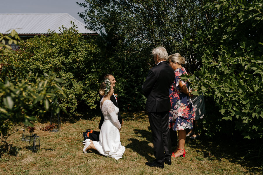Błogosławieństwo rodziców w ogrodzie, Małopolska fotograf ślubny, Fotografia reportażowa