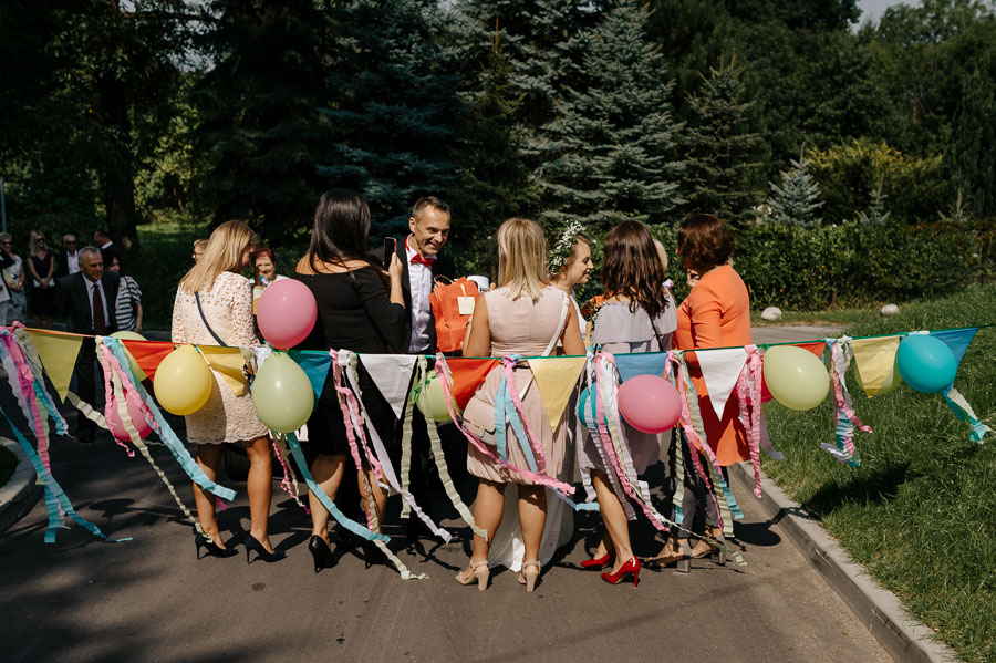 Fotografia Ślubna Małopolska - Sfotografowani Marcin Pluta Powitanie pary Młodej, Fotografia w dniu ślubu, Naturalna fotografia ślubna