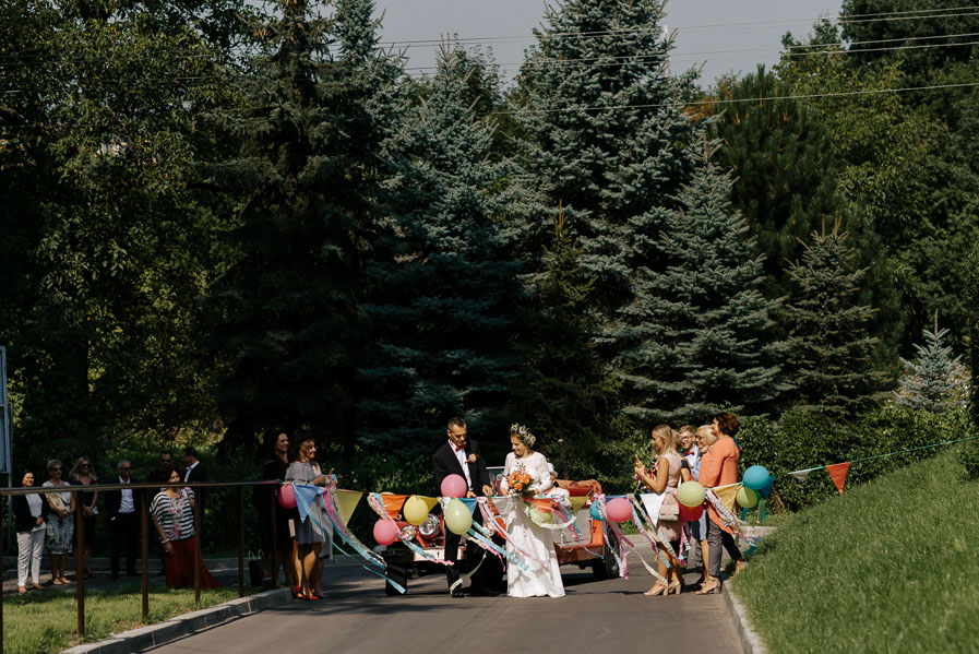 Fotograf ślubny Małopolska - Sfotografowani Marcin Pluta Przyjaciele witają Parę Młodą, Naturalna fotografia ślubna reportażowa, Fotografia ślubna blog