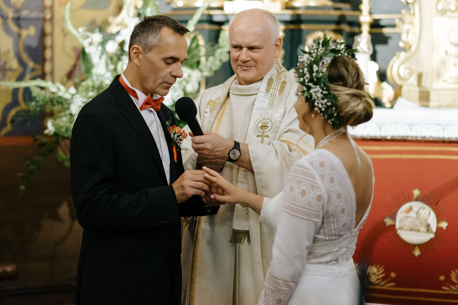 Zakładanie obrączek Kościół Świętego Sebastiana Wieliczka, Fotografia ślubów i wesel, Fotograf na każde wesele