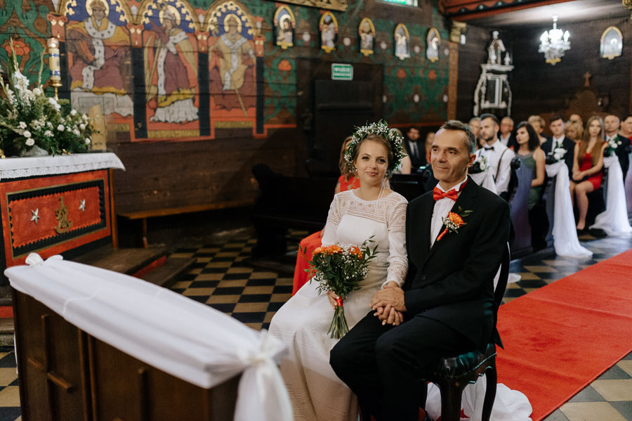 Fotograf ślubny Małopolska - Sfotografowani Marcin Pluta Para Młoda w kościele Świętego Sebastiana w Wieliczce , Uchwycony moment na ślubie, Romantyczna sesja ślubna