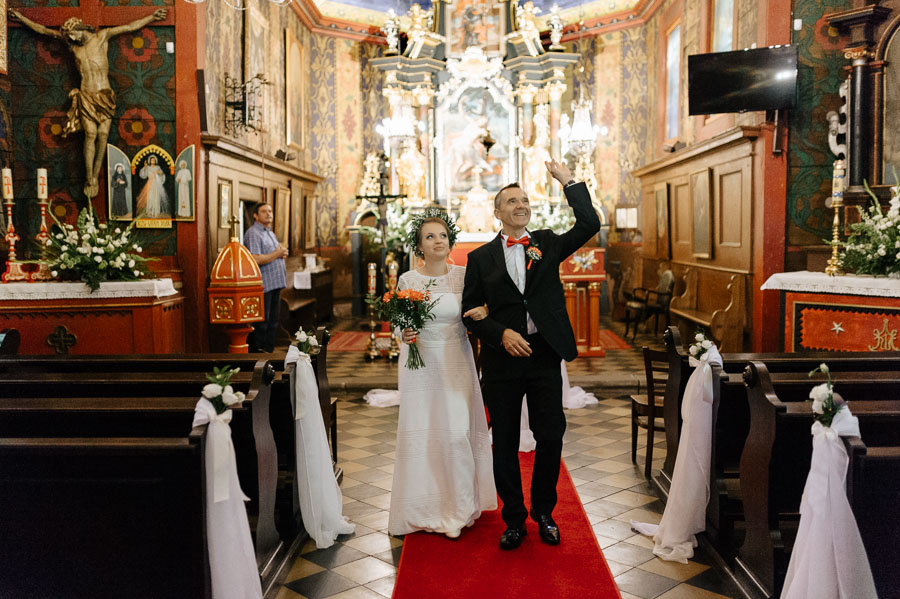 Fotograf ślubny Małopolska - Sfotografowani Marcin Pluta Wyjście z kościoła, Fotografia ślubna Małopolska, Dokumentalny reportaż ślubny