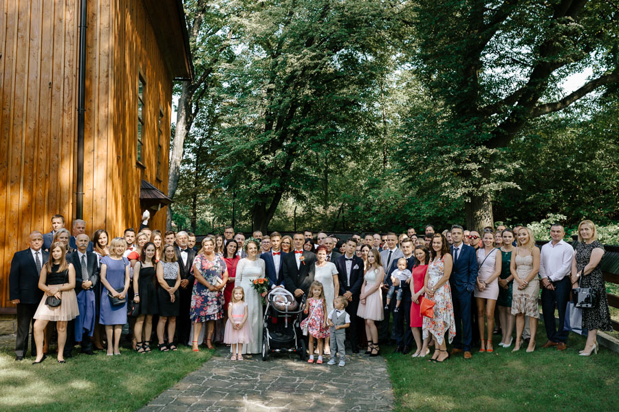 Fotograf ślubny Małopolska - Sfotografowani Marcin Pluta Zdjęcie grupowe pod kościołem, Najlepszy fotograf ślubny, Nowoczesny reportaż ślubny