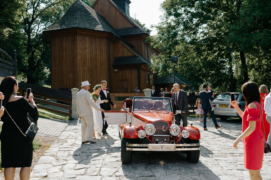 Kościół Świętego Sebastiana Wieliczka, Ślubny reportaż naturalny, Małopolska zdjęcia ślubne