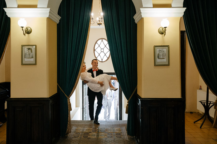 Fotograf ślubny Małopolska - Sfotografowani Marcin Pluta Pan Młody wnosi Panią Młodą, Fotografia weselna, Piękne kadry ślubne