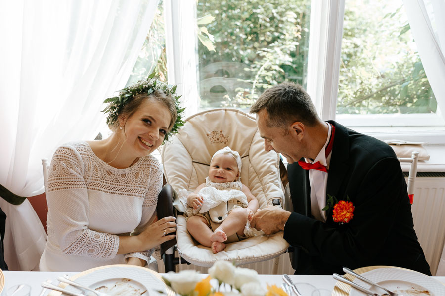 Fotografia Ślubna Małopolska - Sfotografowani Marcin Pluta Para Młoda z córeczka, Naturalne reportaże ślubne, Sesja ślubna