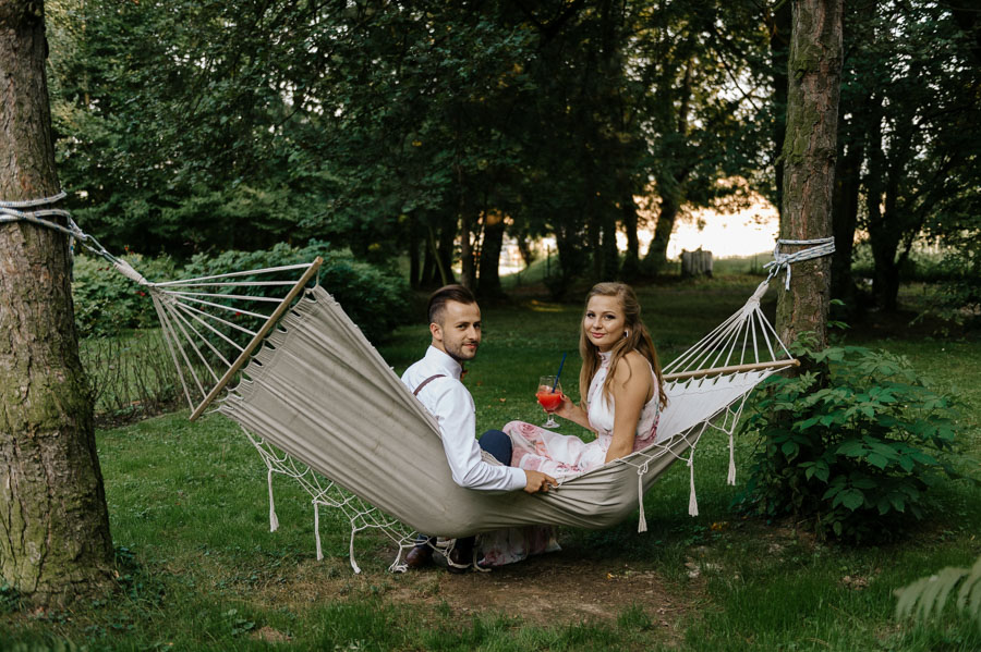 Fotograf ślubny Małopolska - Sfotografowani Marcin Pluta Goście na hamaku, Zdjęcie ślubne, Romantyczna sesja weselna