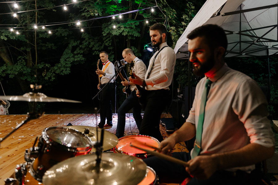 Fotografia Ślubna Małopolska - Sfotografowani Marcin Pluta Pan Młody gra na weselu, Sesja weselna, Romantyczna sesja ślubna