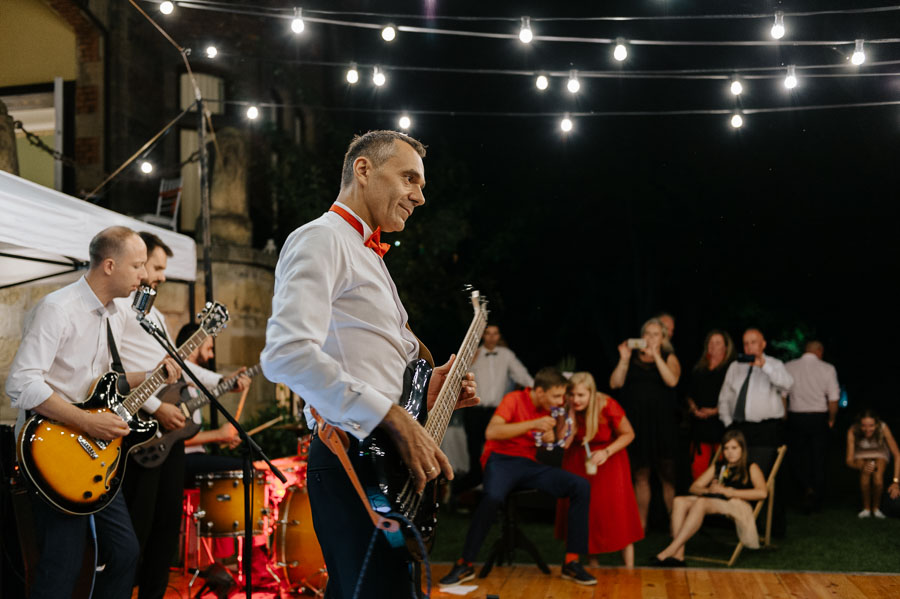 Fotografia Ślubna Małopolska - Sfotografowani Marcin Pluta Pan Młody i gitara, Naturalna fotografia, Naturalny plener ślubny, Sfotografowani