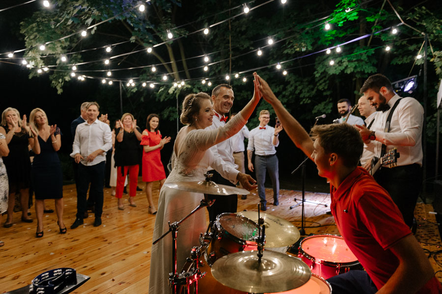 Fotograf ślubny Małopolska - Sfotografowani Marcin Pluta Przybita piątka z Parą Młodą, Piękne światło na zdjęciach ślubnych, Fotografia ślubna plenerowa