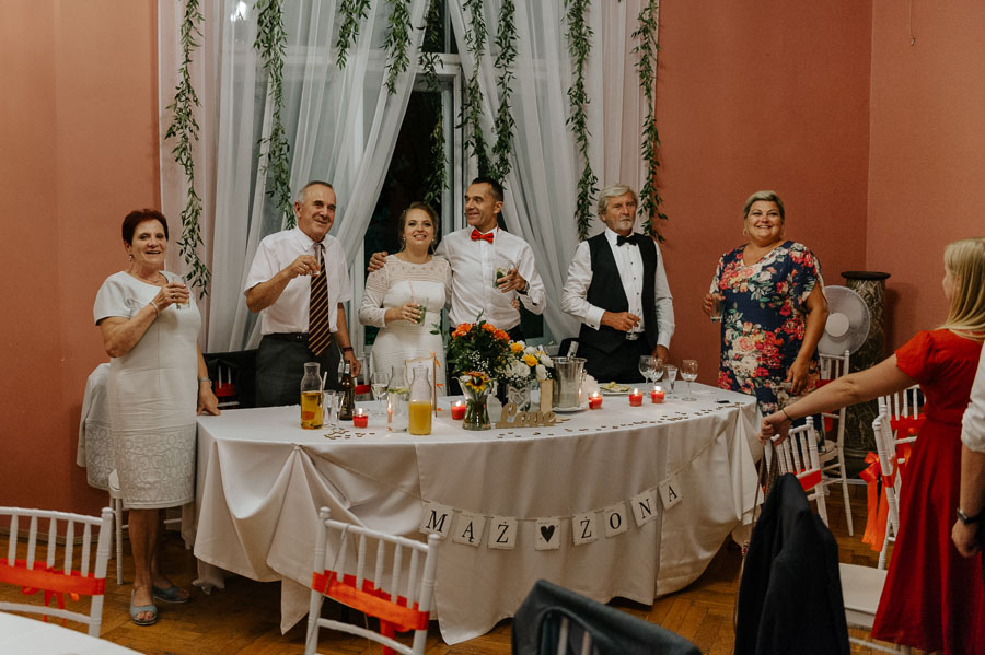 Fotografia Ślubna Małopolska - Sfotografowani Marcin Pluta Toast za Parę Młodą, Fotografia Pary Młodej w plenerze, Sesja sensualna