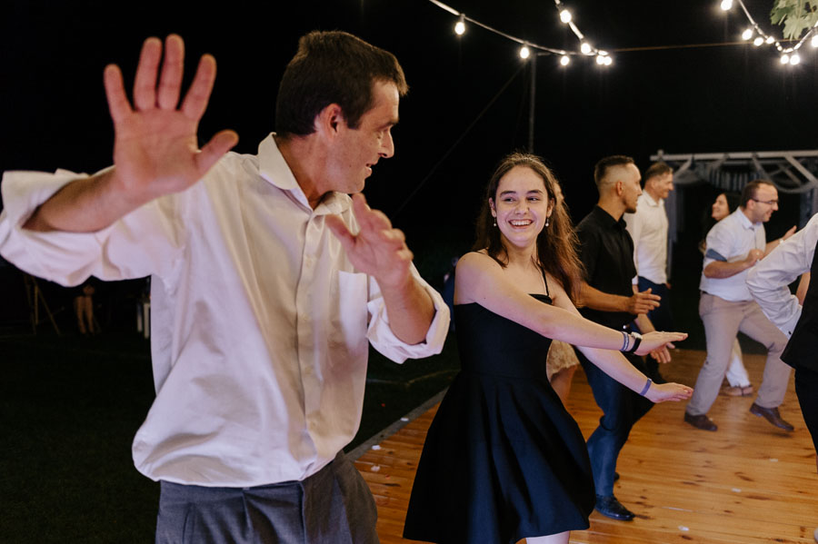 Goście weselni tańczą, Romantyczna sesja ślubna, Sfotografowani reportaż ślubny