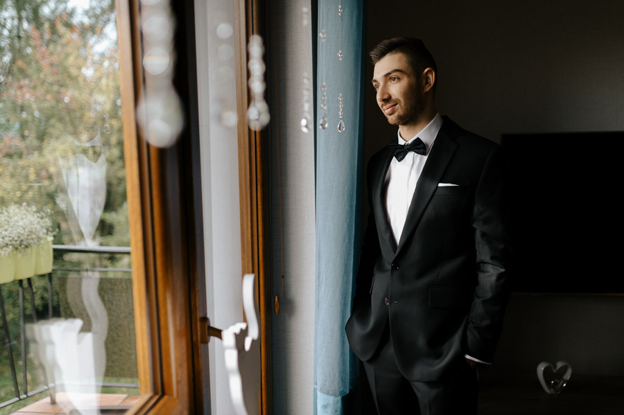Chwilka przed ślubem, Pan młody pozuje, Gotowy na ślub, Fotograf ślubny Sfotografowani