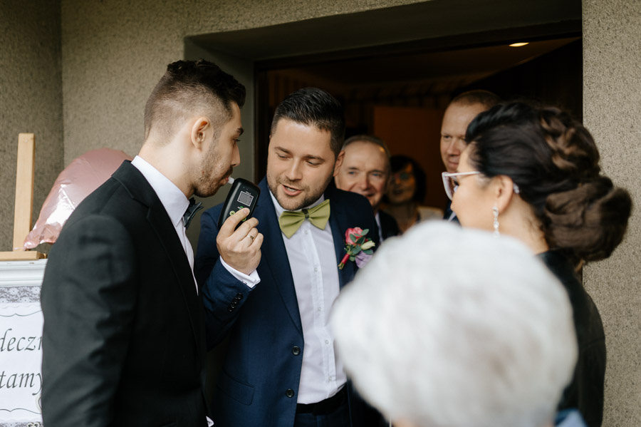 Pan Młody dmucha w alkomat, Powitanie pana Młodego, Śląskie obyczaje ślubne